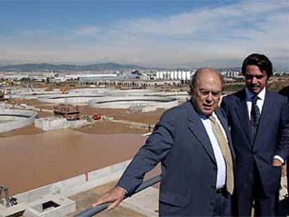 Jordi Pujol y José María Aznar, durante una visita a las obras de la depuradora del Delta, en la comarca del Baix Llobregat (Barcelona), en 2002.