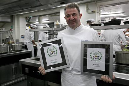 Martín Berasategui exhibe los premios TripAdvisor en las cocinas de su restaurante de Lasarte-Oria.
