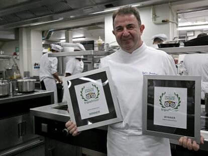 Martín Berasategui exhibe los premios TripAdvisor en las cocinas de su restaurante de Lasarte-Oria.