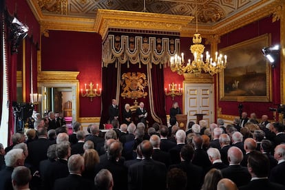 El Consejo de Ascensión lo forman miembros del Consejo Privado, al que pertenecen ministros, jueces y próceres de la Iglesia de Inglaterra.