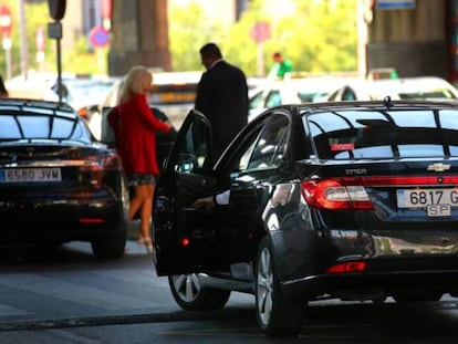 Un vehículo VTC estacionado en la estación de Atocha de Madrid.