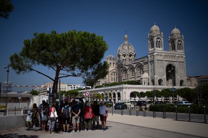 Un grupo de turistas se refugia a la sombra de un rbol, este sbado en Marsella.