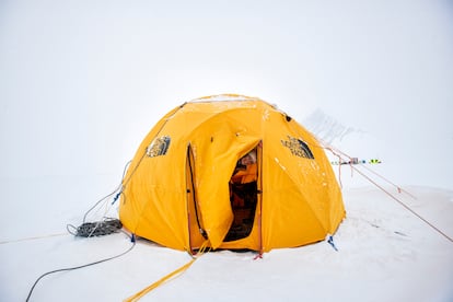 La glacióloga Veronica Tollenaar, dentro de una tienda con aparatos de medición en el campamento Glaciar Unión.