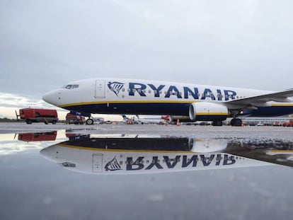 Un avión de Ryanair en el aeropuerto de Hamburgo (Alemania).