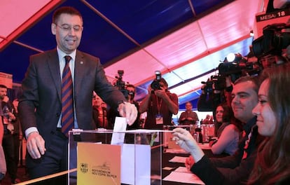 Bartomeu vota la reforma del Camp Nou.