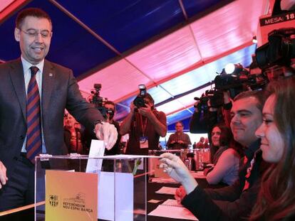 Bartomeu vota la reforma del Camp Nou.