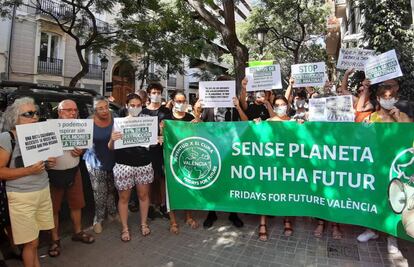 Protesto em Valência defende a sobrevivência da Amazônia. Nas faixas lê-se: "Não podemos respirar sem os pulmões da Terra"