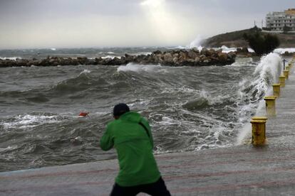 Un hombre intenta hacer una foto en el puerto de Rafina, al este de Atenas.