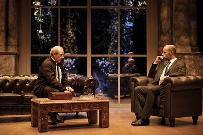 Emilio Gutiérrez Caba y Eduard Farelo, en una escena de 'Poder absoluto'.