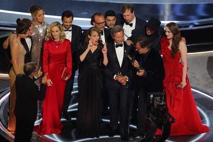 Philippe Rousselet, Fabrice Gianfermi y Patrick Wachsberger hablan después de ganar el Oscar a la mejor película por 'CODA'.