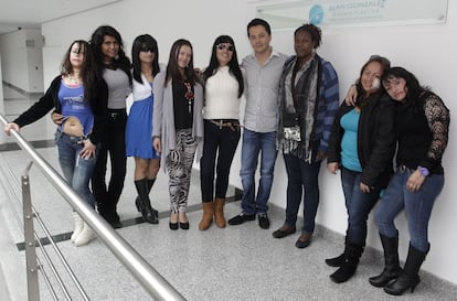 Gina Potes junto a sus compañeras de lucha: Angela, Erika, Luz Fanny, Angie, Patricia, Andrea, Viviana y Nereida. En la clínica de uno de los cirujanos que les ayudan. Imagen de su archivo personal.