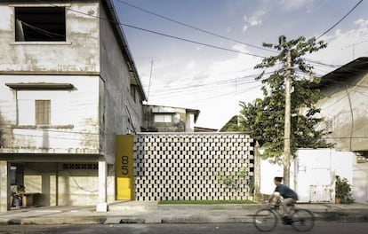 Casa entre Bloques, de Natura Futura, en Ecuador.