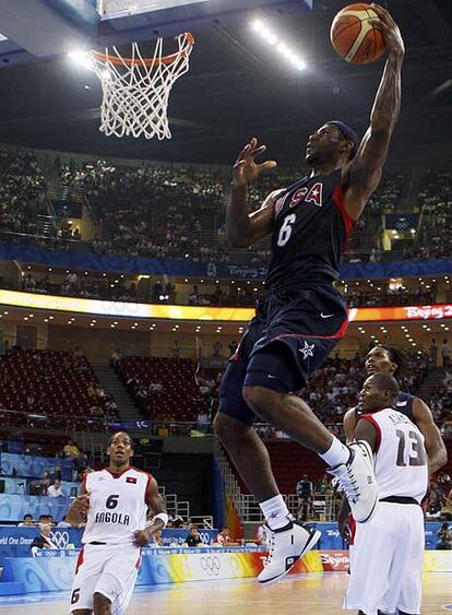 LeBron James machaca el aro de Angola en el partido que Estados Unidos ha vencido por 76-97 al campeón de África. Las estrellas de la NBA apretaron cuando era preciso y después se dejaron ir.