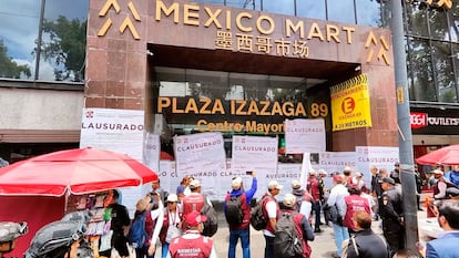 Personal del Invea CDMX coloca sellos para clausurar la plaza en Izazaga 89, el 11 de julio en Ciudad de Mxico.