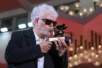 El director Pedro Almodóvar besa el León de Oro recibido por su película 'La habitación de al lado' durante la ceremonia de clausura del 81º Festival Internacional de Cine de Venecia, el 7 de septiembre de 2024.