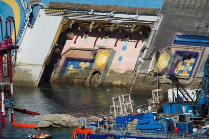 Vista de la cubierta del &#039;Costa Concordia&#039; donde se aprecia una piscina en la parte reflotada del barco. 