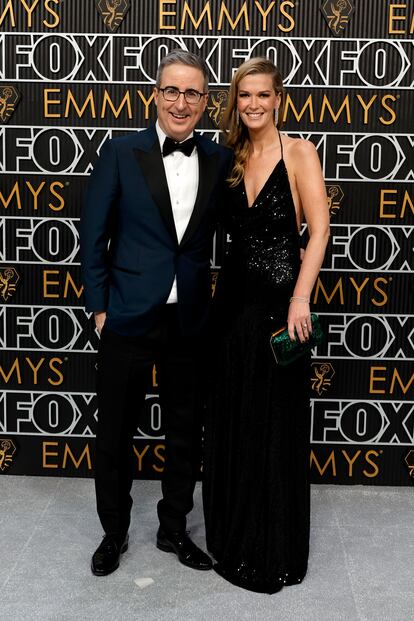 El ganador del Emmy John Oliver junto a su esposa Kate Oliver.