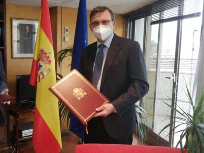 Juan Duarte y José Ángel Martínez Sanchiz (derecha), durante la firma del convenio.