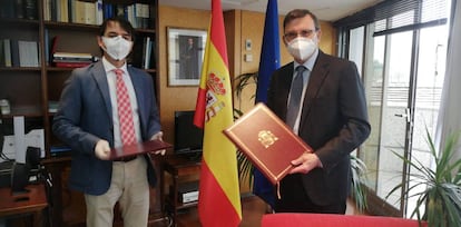 Juan Duarte y José Ángel Martínez Sanchiz (derecha), durante la firma del convenio.