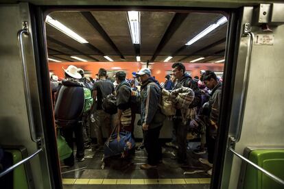 Alrededor de las 5.30 de este viernes salió el primer contingente para abordar el metro en la estación Ciudad Deportiva.