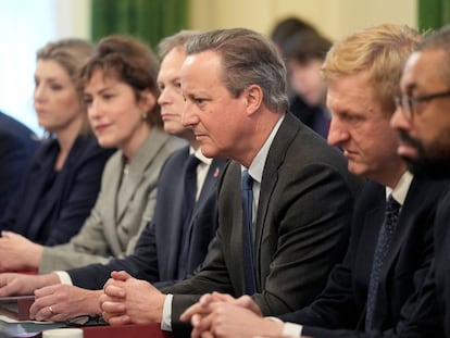 El nuevo titular de Exteriores del Reino Unido, David Cameron, (en el centro) participa en la reunión del Gabinete, este martes en el 10 Downing Street en Londres.