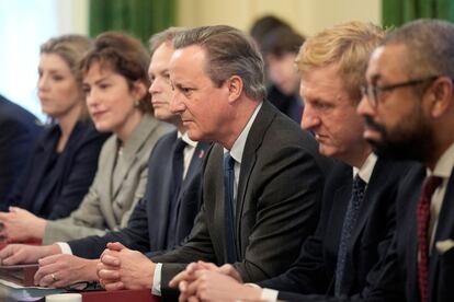 El nuevo titular de Exteriores del Reino Unido, David Cameron, (en el centro) participa en la reunión del Gabinete, este martes en el 10 Downing Street en Londres.