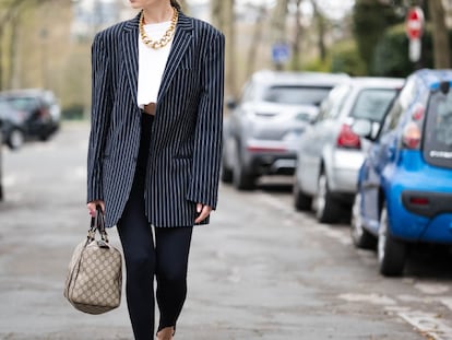 La estilista y empresaria francesa Emy Venturini con unos 'leggings' negros combinados con mucho estilo. GETTY IMAGES.