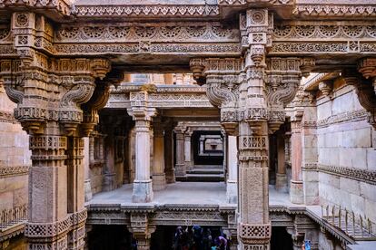 El interior del llamado Adalaj Stepwell, un pozo escalonado en el estado indio de Gujarat. 