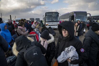 Moldavia y Rumanía han acordado abrir lo que ambos países han bautizado como corredores verdes. En la práctica, decenas de autobuses trasladan a los refugiados desde distintos enclaves en Moldavia hasta Rumanía, sin mucho control ni una información detallada sobre cómo será la acogida en destino. Voluntarios anuncian las salidas y apenas un cartel en una de las carpas en el punto fronterizo de Palanca muestra un mapa y una página a una web donde obtener más datos.