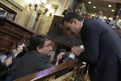 Pedro Sánchez saluda a Aitor Esteban tras ganar la votación de la moción de censura.