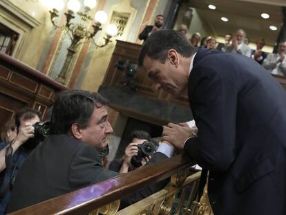 Pedro Sánchez saluda a Aitor Esteban tras ganar la votación de la moción de censura.