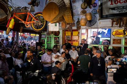 Álvaro Uribe, habla en una fonda en Sabaneta, el 20 de agosto de 2025.
