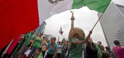 Cientos de personas festejan el triunfo de M&eacute;xico en el DF.