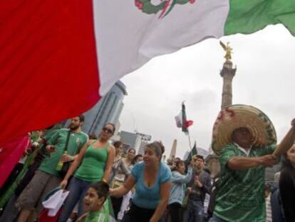 Cientos de personas festejan el triunfo de M&eacute;xico en el DF.