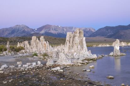 El agua del lago Mono, en California, junto a las montañas de Sierra Nevada, tiene altas concentraciones de arsénico.