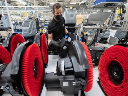 Trabajador de la fábrica de equipos de limpieza Kärcher, en Alemania.