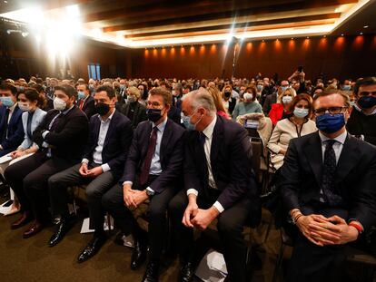 El presidente de Galicia, Alberto Núñez Feijóo (tercero por la derecha) durante la Junta Directiva Nacional del Partido Popular este martes en Madrid.