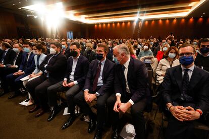 El presidente de Galicia, Alberto Núñez Feijóo (tercero por la derecha) durante la Junta Directiva Nacional del Partido Popular este martes en Madrid.