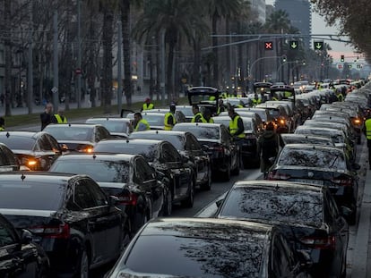 Coches de Uber y Cabify en la Diagonal.