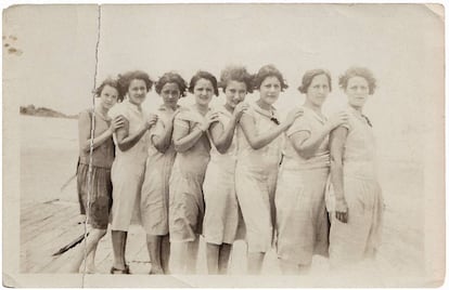 A group of Spanish women on the beach in Tampa, Florida, around 1930.