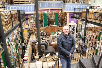 Charles Leakey, en su librería de segunda mano de Inverness.