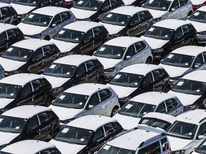 Coches nuevos a la espera de ser embarcados en el puerto de Barcelona. 