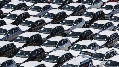 Coches nuevos a la espera de ser embarcados en el puerto de Barcelona. 