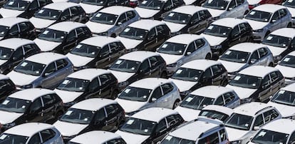 Coches nuevos a la espera de ser embarcados en el puerto de Barcelona. 