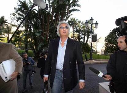 Flavio Briatore, en el momento de su llegada al Consejo Mundial de la FIA ayer en Montecarlo.