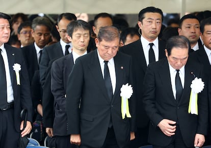 El primer ministro japonés, Shigeru Ishiba, rinde tributo a las víctimas de la bomba atómica de Nagasaki, este sábado.