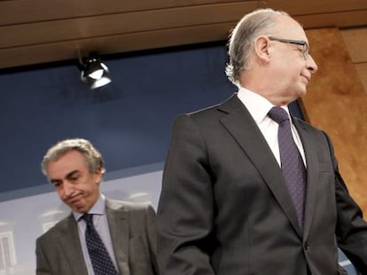 El ministro Montoro y Miguel Ferre, secretario de Estado de Hacienda, en la presentaci&oacute;n del balance de ingresos.