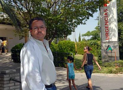 El médico Juan Benítez, el pasado viernes, en la entrada de Urgencias del Hospital de Jerez.