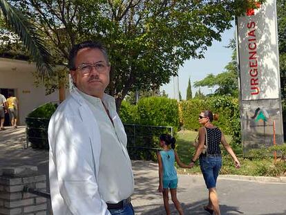 El médico Juan Benítez, el pasado viernes, en la entrada de Urgencias del Hospital de Jerez.