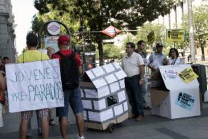 Varias personas durante una concentración que la Asociación de Usuarios de Bancos, Cajas y Seguros (Adicae) en Madrid. EFE/Archivo